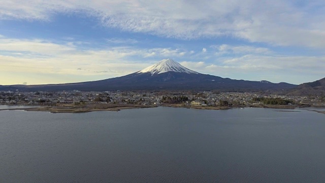 从日本川口湖鸟瞰富士山