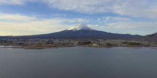 从日本川口湖鸟瞰富士山