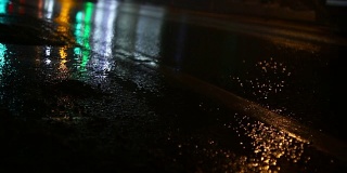 汽车在雨夜经过