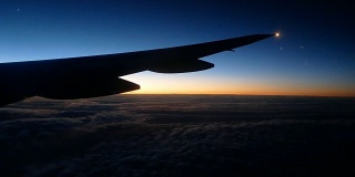 清晨日出与机翼的飞机