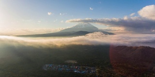 空中的时间间隔:有阳光和云的富士山