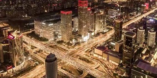 T/L WS HA PAN中国，北京，繁忙交叉口鸟瞰图，昼到夜过渡，高峰时段交通