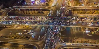 T/L WS HA PAN鸟瞰图繁忙的道路交叉口和拥挤的交通/北京，中国