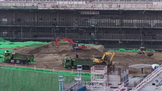 T/L MS HA ZO大型工地挖掘机和矿渣重型货车/北京，中国视频素材模板下载