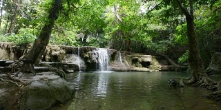 泰国北碧府的Huaymaekamin瀑布