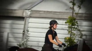 在跳马圈里骑马的女人视频素材模板下载
