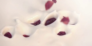 三段蔓越莓落入酸奶的慢动作视频