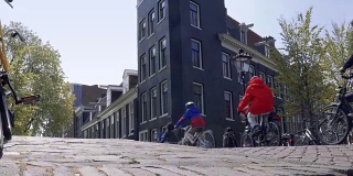 阿姆斯特丹运河大厦与自行车游客