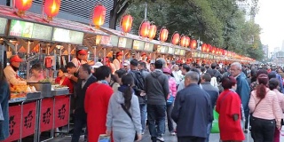 中国北京，人们走在王府井大街上