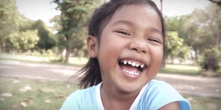 慢动作高清:美丽的亚洲小女孩笑了