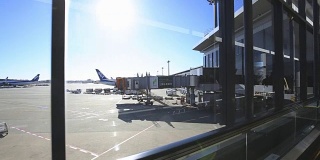 机场有飞机在阳光明媚的天空从窗口