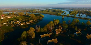 鸟瞰图。普里皮亚季河溢出。清晨的村庄。空中无人机拍摄。