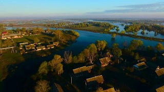 鸟瞰图。普里皮亚季河溢出。清晨的村庄。空中无人机拍摄。视频素材模板下载