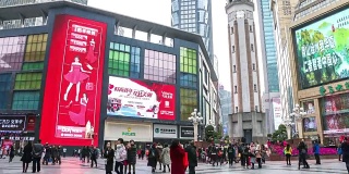 重庆商业广场上人头攒动。时间流逝