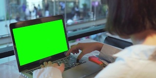 在购物中心绿色屏幕的笔记本电脑上使用