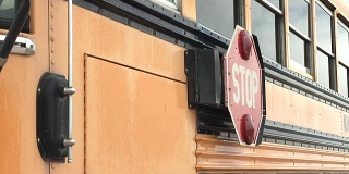 学校巴士站牌“出去”