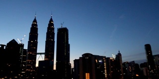 吉隆坡黎明时分的现代建筑。