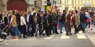 在维也纳，人们正在过马路
