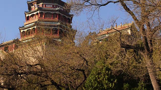 倾斜:中国风格的塔在北京颐和园