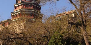 倾斜:中国风格的塔在北京颐和园