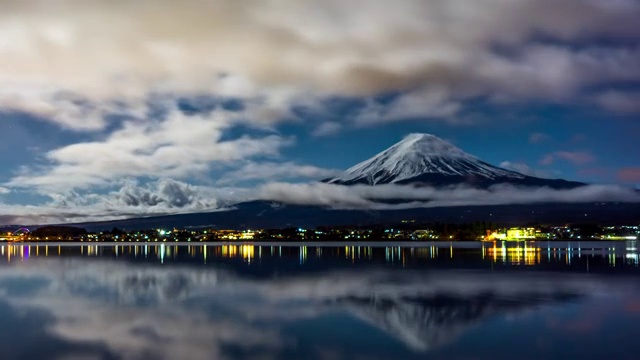 富士山夜间多云天空，时光流逝