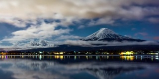 富士山夜间多云天空，时光流逝