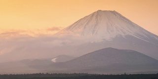 日本山梨县正二湖，富士山的日出
