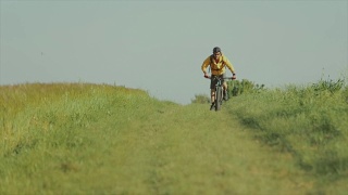 骑山地车自行车:慢动作视频视频素材模板下载