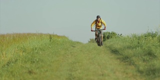 骑山地车自行车:慢动作视频