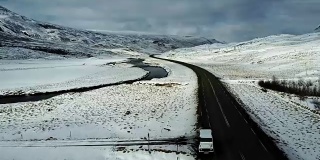 鸟瞰图的环城公路在冰岛与雪的背景