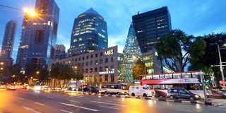 新加坡现代商业大厦附近的夜间交通，时间流逝