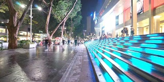 新加坡现代商业大厦附近人头攒动。时间流逝