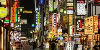 4K延时平移:日本东京，晚上歌舞伎町的人群。