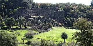 走在皮纳拉古城。Pinara Fethiye,土耳其。