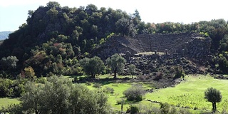 走在皮纳拉古城。Pinara Fethiye,土耳其。