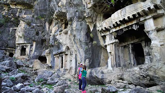 走在皮纳拉古城。Pinara Fethiye,土耳其。