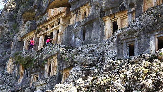 走在皮纳拉古城。Pinara Fethiye,土耳其。