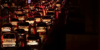 泰国曼谷交通堵塞的后视图。