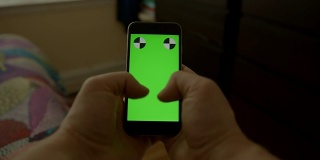智能手机男手发短信冲浪站在绿色屏幕上
