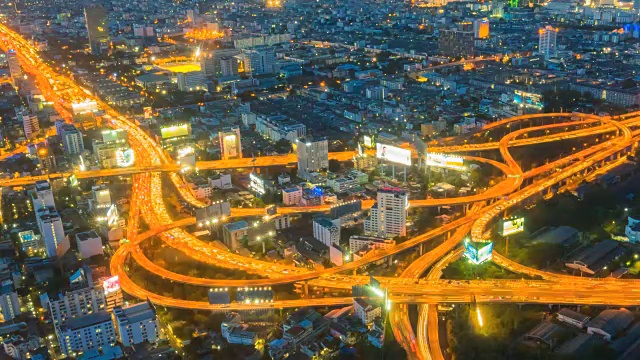 高速公路在城市，夜间曼谷泰国