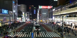 新宿车站行人过街，夜间