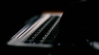 在笔记本电脑键盘上打字/泰国视频素材模板下载