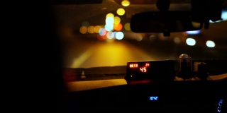 出租车司机内部与挡风玻璃和仪表在前座。