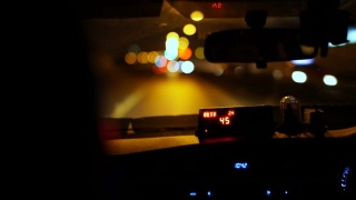 出租车司机内部与挡风玻璃和仪表在前座。视频素材模板下载