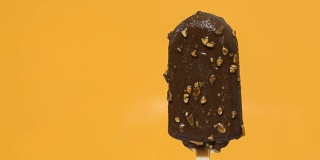 慢镜头:融化的巧克力冰淇淋与坚果
