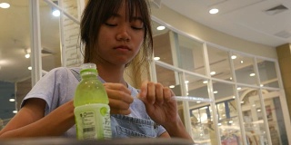 年轻女子喝稻草做的水