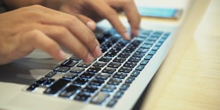 在家里用笔记本电脑手写写博客。手放在键盘上