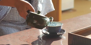 日本京都，身着传统和服的日本妇女饮茶