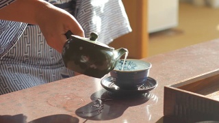 日本京都，身着传统和服的日本妇女饮茶视频素材模板下载