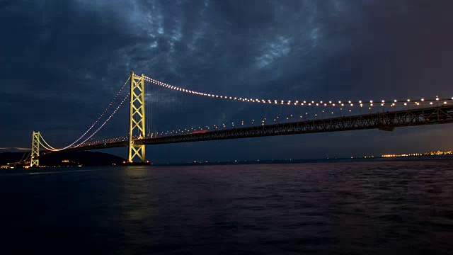 延时4k明石海峡大桥日落天空在神户港，日本